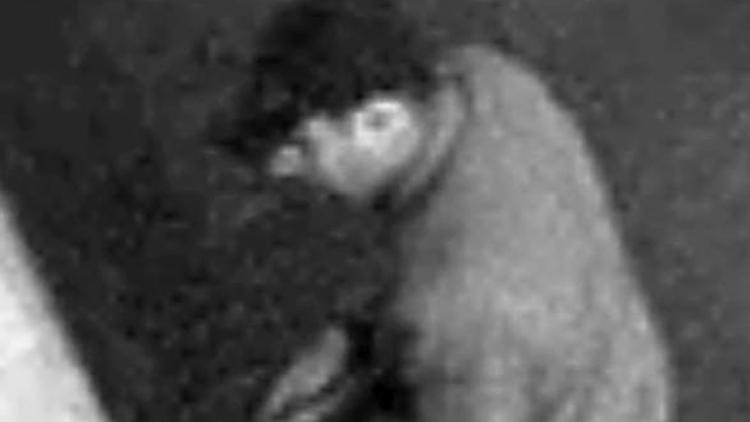 Capture d'écran d'images de vidéosurveillance fournie par la police belge le 28 mai 2014 montrant le suspect de la tuerie du musée juif de Bruxelles [ / Police belge/Belga/AFP/Archives]