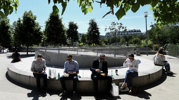 Déjeuner au soleil près des Halles, le 19 mai 2020 à Paris  [ALAIN JOCARD / AFP]