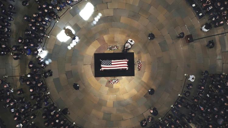 Le cercueil de John McCain au centre de la rotonde du Capitole, le 31 août 2018 à Washington  [Morry Gash / POOL/AFP]