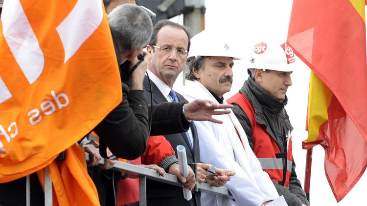 François Hollande en visite à l'usine ArcelorMittal le 24 février 2012 à Florange [Jean-Christophe Verhaegen / AFP/Archives]