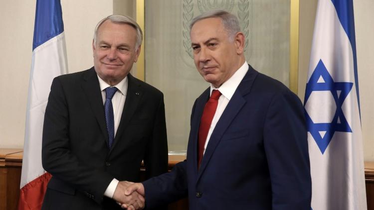 Le chef de la diplomatie française Jean-Marc Ayrault reçu le 15 mai 2016 par le Premier ministre israélien Benjamin Netanyahou à Jérusalem [MENAHEM KAHANA / AFP]