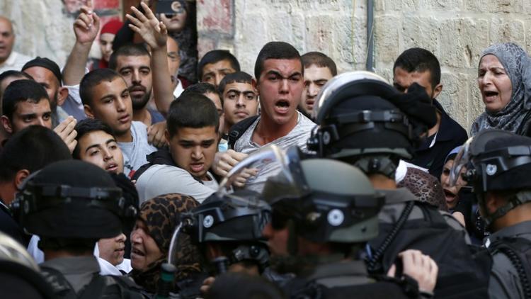 Des Palestiniens face aux forces de sécurité israélienne le 13 septembre 2015 sur l'esplanade des Mosquées à Jérusalem  [AHMAD GHARABLI / AFP]