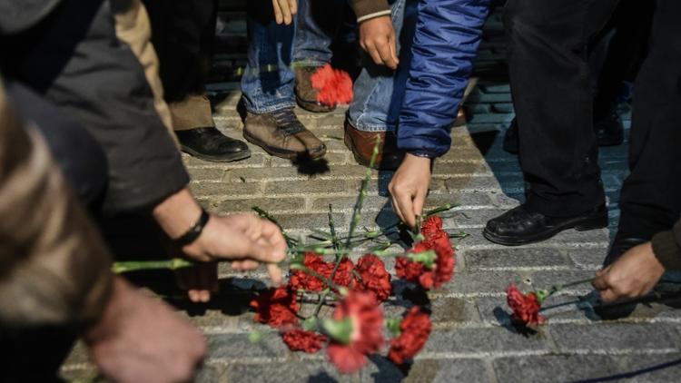 Des fleurs déposées le 12 janvier 2016 dans le quartier de Sultanahmet à Istanbul où un attentat a fait 10 morts [OZAN KOSE / AFP]