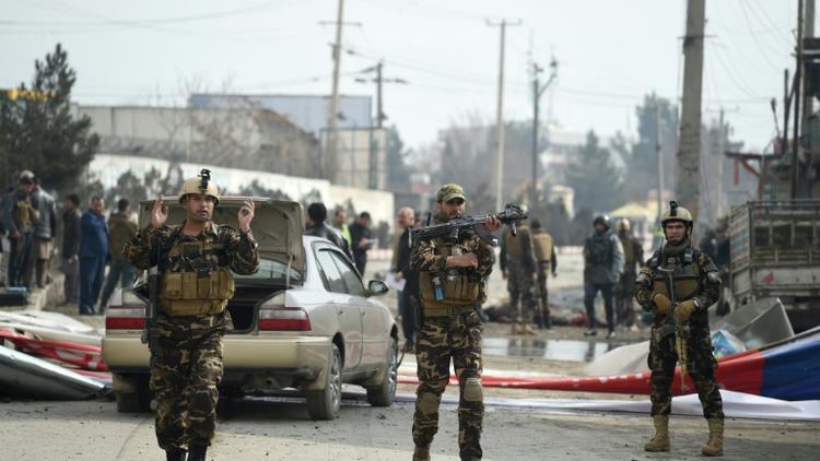 Des forces de sécurités afghanes bouclent un périmètre attaqué à Kaboul, le 02 mars 2018 [WAKIL KOHSAR / AFP/Archives]