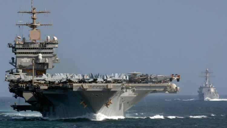 Photo diffusée sur le site web de l'US Navy, le 8 octobre 2016, du porte-avions USS Enterprise et du destroyer USS Nitze (d)dans les environs du Golfe d'Aden [Daniel Meshel / Navy Media Content Services/AFP/Archives]