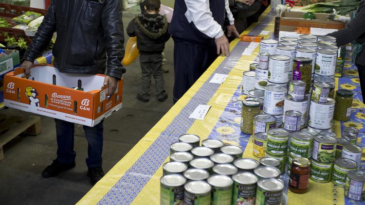 Distribution alimentaire dans une association "resto du coeur" à Villeurbanne le 28 novembre 2011 (archives) [Jean-Philippe Ksiazek / AFP/Archives]