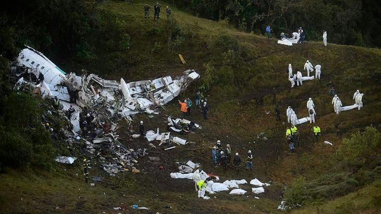Sur le site du crash d'un avion dans la zone montagneuse d'El Gordo, à environ 50 km de Medellin, en Colombie, le 29 novembre 2016 [Raul ARBOLEDA / AFP]
