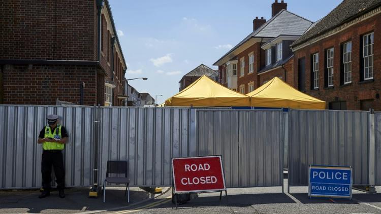 Des policiers à l'oeuvre à Salisbury, près de Londres pour découvrir la source de l'empoisonnement à l'agent innervant Novitchok d'un couple britannique, le 7 juillet 2018 [NIKLAS HALLE'N / AFP]
