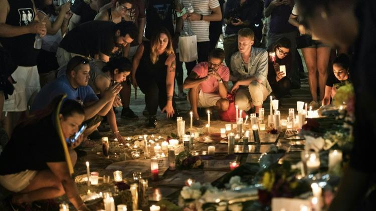 Fleurs et bougies déposées devant le Pulse en hommage aux victimes de la fusillade le 13 juin 2016 à Orlando [Brendan Smialowski / AFP]