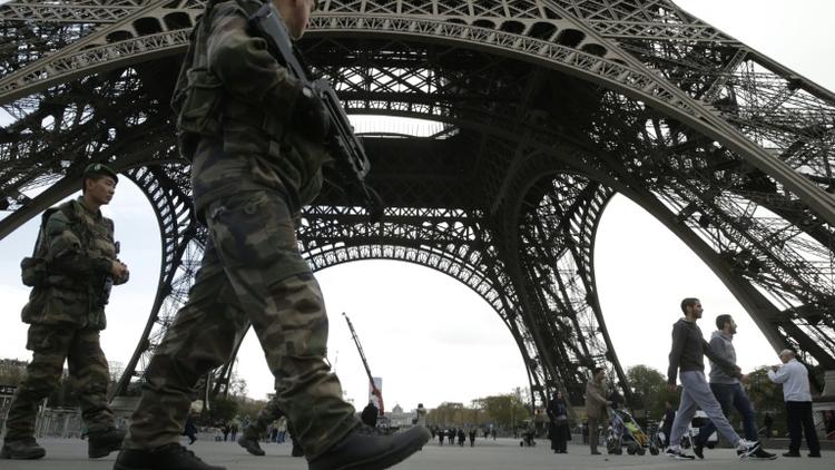 Soldats du plan Vigipirate en patrouille le 16 novembre 2015 sous la Tour Eiffel à Paris [KENZO TRIBOUILLARD / AFP/Archives]