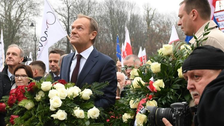 Le président du conseil européen Donald Tusk lors d'un  dépôt de gerbe au monument du maréchal Jozef Pilsudski, père de l'indépendance polonaise, à Varsovie, le 11 novembre 2018 [Janek SKARZYNSKI / AFP]