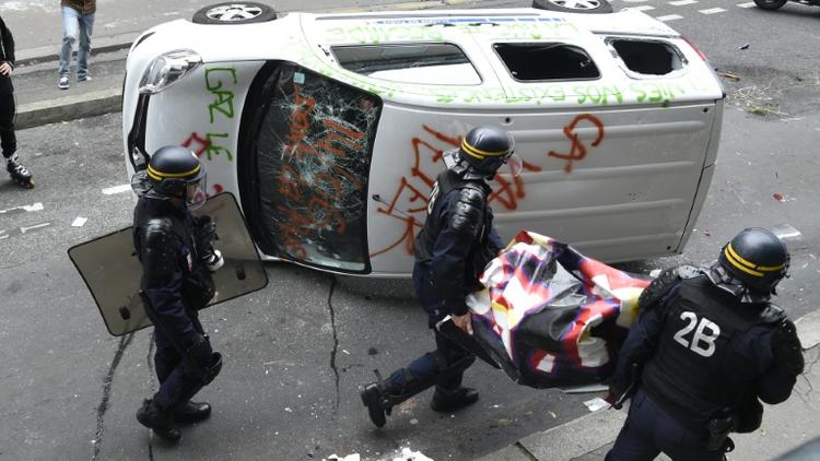 Une camionnette vandalisée à Paris pendant la manifestation des "antifascistes" à la mémoire du militant d'extrême gauche Clément Méric le 4 juin 2016 [DOMINIQUE FAGET / AFP]
