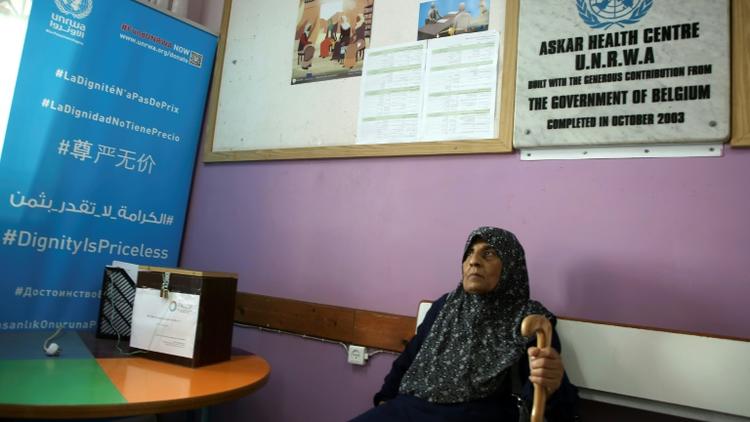 Une réfugiée palestinienne attend de passer un examen médical dans le centre de soins géré par l'Unrwa dans le camp de réfugiés d'Askar, près de Naplouse, dans le nord de la Cisjordanie occupée, le 1er septembre 2018 [Jaafar ASHTIYEH / AFP]