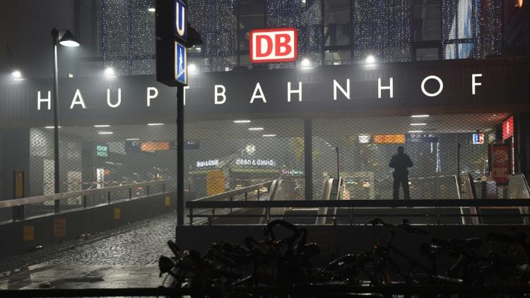 Un policier le 1er janvier 2016  devant la gare centrale fermée à  Munich  [Christof STACHE / AFP]