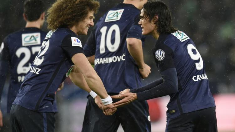 L'attaquant du PSG Edinson Cavani (d) fête un but avec son coéquipier David Luiz en quarts de finale de la Coupe de France, le 2 mars 2016 à Geoffroy-Guichard  [PHILIPPE DESMAZES / AFP]
