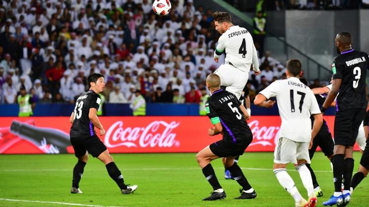 Le capitaine du Real Madrid Sergio Ramos marque de la tête contre Al-Ain en finale du Mondial des clubs le 22 décembre 2018 à Abu Dabi  [Giuseppe CACACE / AFP]