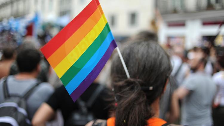 Un drapeau arc-en-ciel, emblême de la communauté gay [Jean-Sebastien Evrard / AFP]