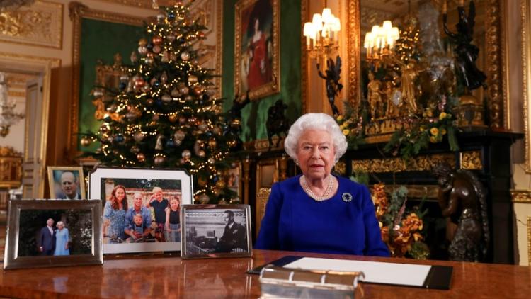 Cette photo publiée le 24 décembre 2019 montre la reine Elizabeth II posant après avoir enregistré son message annuel de Noël, au château de Windsor, à l'ouest de Londres [Steve Parsons / POOL/AFP]