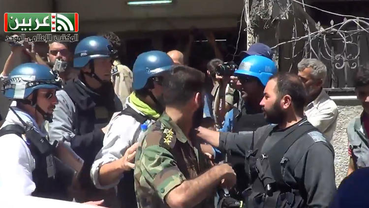 Photo prise à partir d'une vidéo diffusée par Arbeen press office montrant des membres de l'ONU dans l'Est de Bagdad chargés de vérifier si il y a des traces d'armes chimiques, le 28 août 2013 [Dsk / Arbeen unified press office/AFP/Archives]