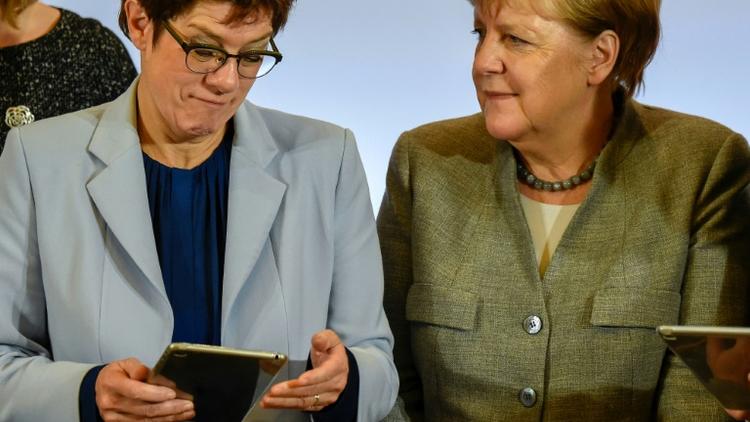 La président du parti chrétien-démocrate allemand (CDU) Annegret Kramp-Karrenbauer et la chancelière Angela Merkel à Leipzig le 21 novembre 2019 [Tobias SCHWARZ                      / AFP]
