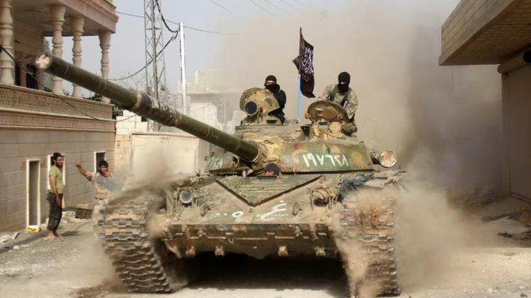 Des combattants islamistes affiliés à Al-Qaïda entrent dans Ariha, une ville de la province d'Idleb, le 28 mai 2015 [OMAR HAJ KADOUR / AFP/Archives]