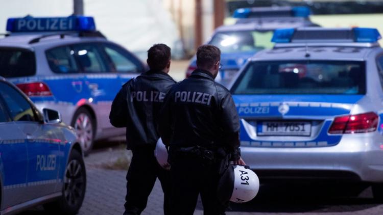Des policiers devant le centre d'enregistrement des réfugiés à Hambourg en Allemagne, le 1er octobre 2015 [Daniel Reinhardt / DPA/AFP]