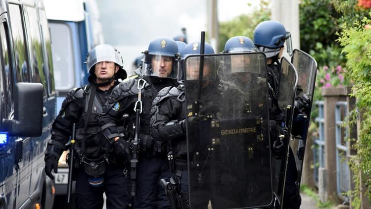 Des gendarmes prennent position dans le quartier du Breil à Nantes, le 4 juillet 2018 [SEBASTIEN SALOM GOMIS / AFP]