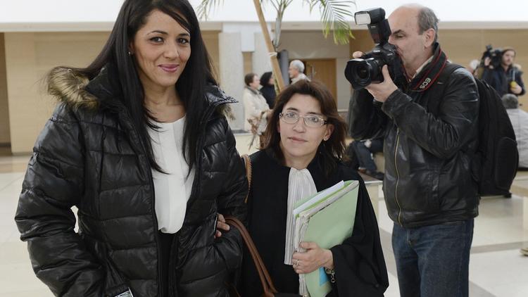 Boucha Bagout et son avocate Gaële Guenoum, à la sortie le 19 décembre 2012 du palais de justice d'Avignon [Anne-Christine Poujoulat / AFP/Archives]