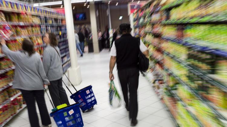 Des consommateurs dans un hypermarché en région parisienne [Fred Dufour / AFP/Archives]