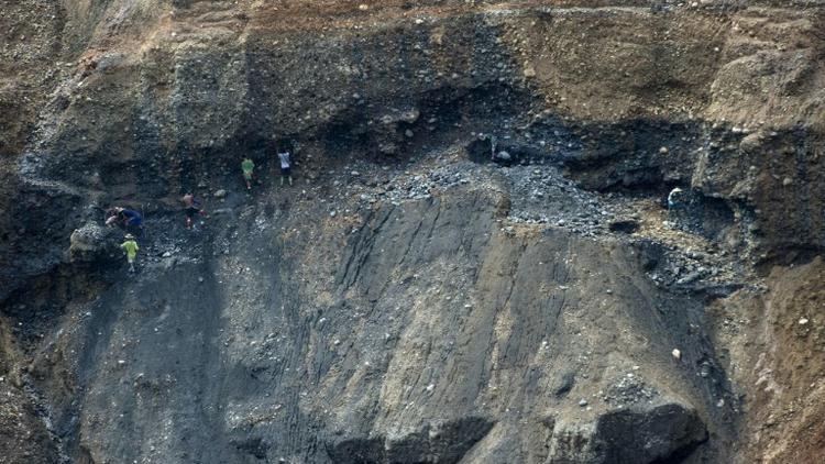 Des mineurs illégaux dans une mine de jade le 4 octobre 2015 à Hpakant en Birmanie [Ye Aung Thu / AFP/Archives]