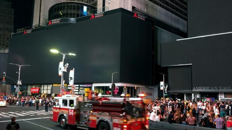 Les panneaux publicitaires lumineux de Times Square éteint suite à une panne d'électricité géante [Thomas URBAIN / AFP]