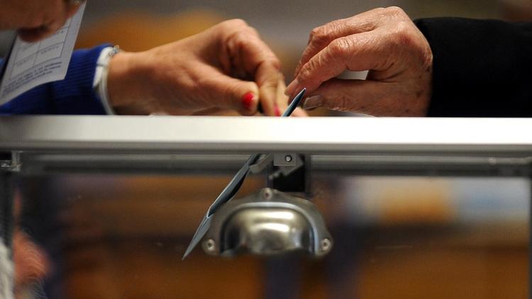 Un électeur dépose son bulletin dans l'urne le 23 mars 2014 à Montauban [Remy Gabalda / AFP/Archives]