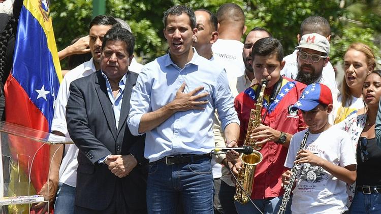 L'opposant Juan Guaido (c) lors d'un rassemblement de ses partisans, le 6 avril 2019 à Caracas [MATIAS DELACROIX / AFP]