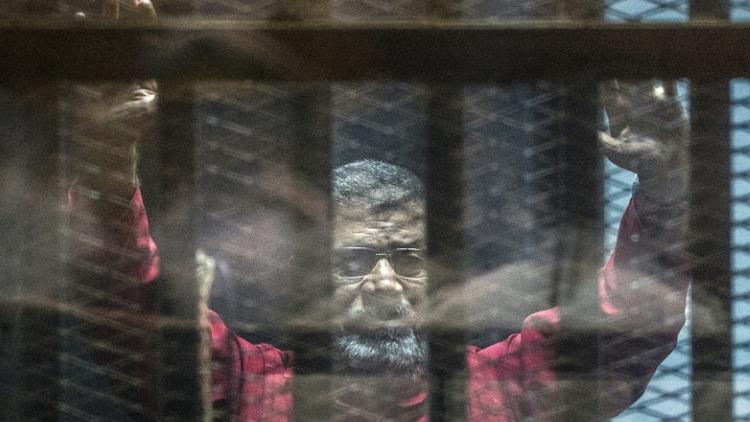 L'ex-président Mohamed Morsi derrière les grillages d'un tribunal du Caire, le 23 avril 2016 [KHALED DESOUKI / AFP]