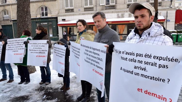 Des militants de la Fondation Abbé Pierre manifestent contre les expulsions locatives, à Paris le 13 mars 2013 [Eric Feferberg / AFP/Archives]