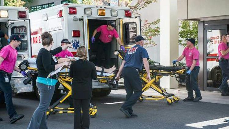 Des victimes de la fusillade sont transportées aux urgences à Mercy Medical Center à  Roseburg, dans l'Oregon, le 1er octobre 2015 [Aaron Yost / The News-Review/AFP]