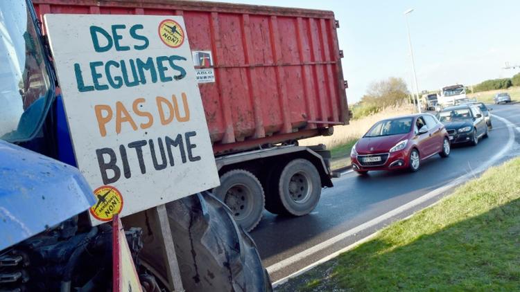 Un tracteur d'opposants au projet d'aéroport de Notre-dame-des-Landes sur une route qui mène à Nantes, le 12 janvier 2016 [LOIC VENANCE / AFP]