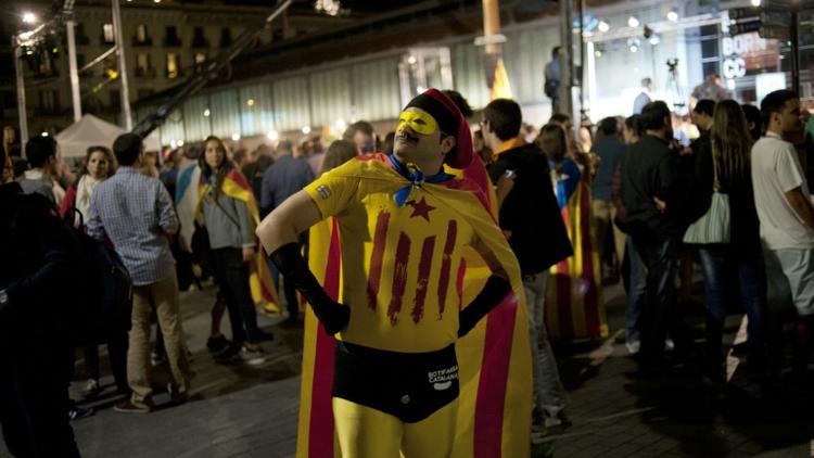 Un homme déguisé en super-héros aux couleurs du drapeau catalan, le 27 septembre 2015 alors que les indépendantistes fêtent leur victoire à Barcelone [Jorge Guerrero / AFP]