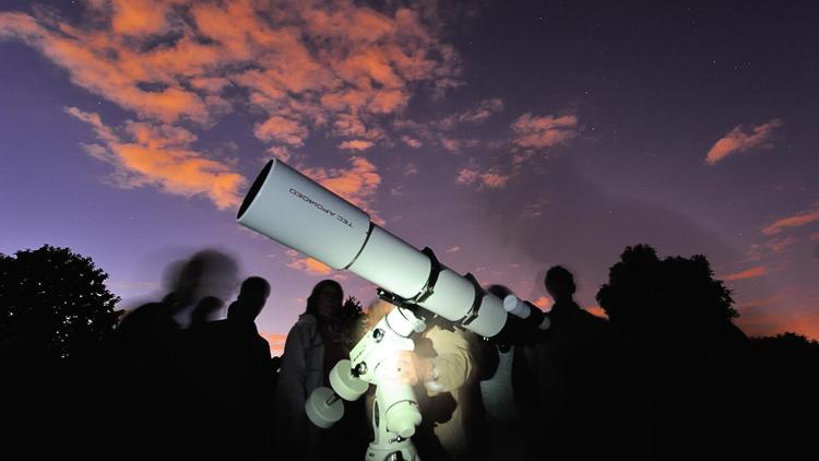 "Il est minuit, l'aurore s'éveille": le slogan d'une campagne de communication autour de l'astronomie lancée dans les transports parisiens en mai 2014. Ici: observation des étoiles à Villeneuve-d'Asq pour la 23e nuit des étoiles le 9 août 2013 [Philippe Huguen / AFP/Archives]