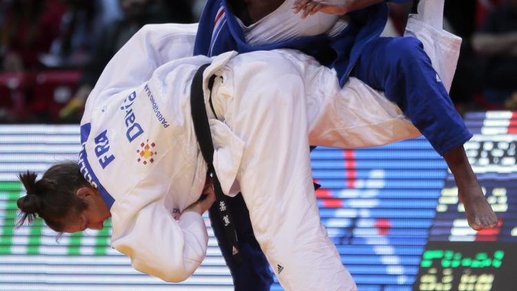 La judokate française Clarisse Agbegnenou (à droite) face à sa compatriote Anne-Laure Bellard au Tournoi de Paris le 8 février 2014 à Paris [Jacques Demarthon / AFP/Archives]