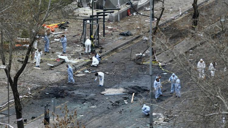Des experts scientifiques enquêtent le 14 mars 2016 au lendemain de l'explosion d'une voiture piégée qui a fait au moins 35 morts à Ankara, en Turquie  [ADEM ALTAN / AFP/Archives]