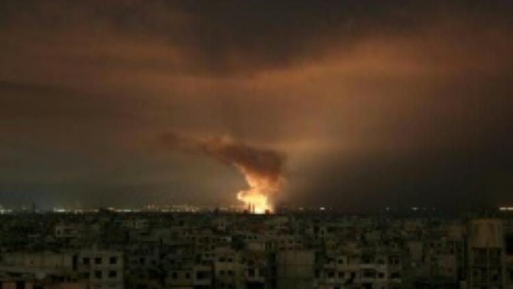Des explosions nocturnes dans le fief rebelle de la Ghouta orientale après des frappes du régime tard le 23 février 2018 [ / AFP]