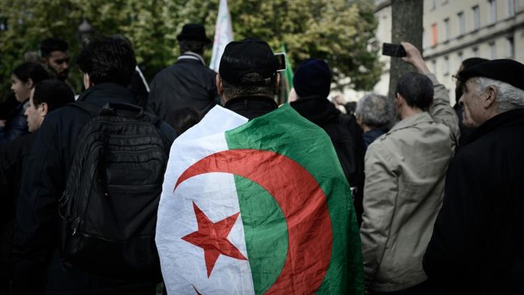 Un homme arbore le drapeau algérien lors d'une manifestation à Alger, le 24 octobre 2019 [Philippe LOPEZ / AFP/Archives]