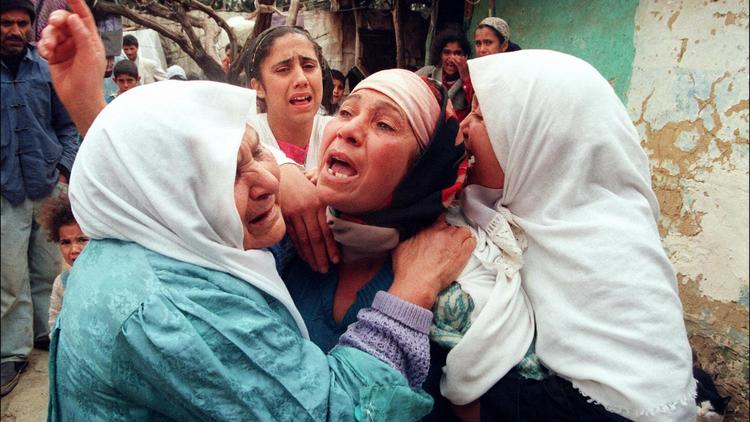 Des habitantes de Baba Ali dans la région de Mitidja après un massacre commis le 24 janvier 1997  [ / AFP/Archives]