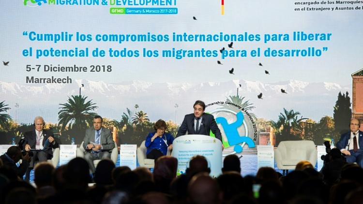 Le ministre délégué marocain chargé des affaires de la migration Abdelkrim Benatiq,  prononce un discours devant le forum mondial sur la migration et le développement, à Marrakech, le 5 décembre 2018 [FADEL SENNA / AFP]