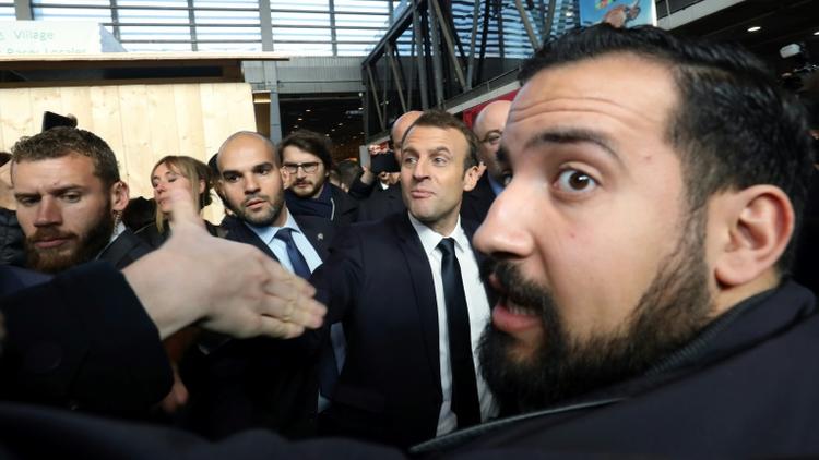 Alexandre Benalla assurant la sécurité d'Emmanuel Macron au salon de l'Agriculture, le 24 février 2018 [Ludovic MARIN / POOL/AFP/Archives]