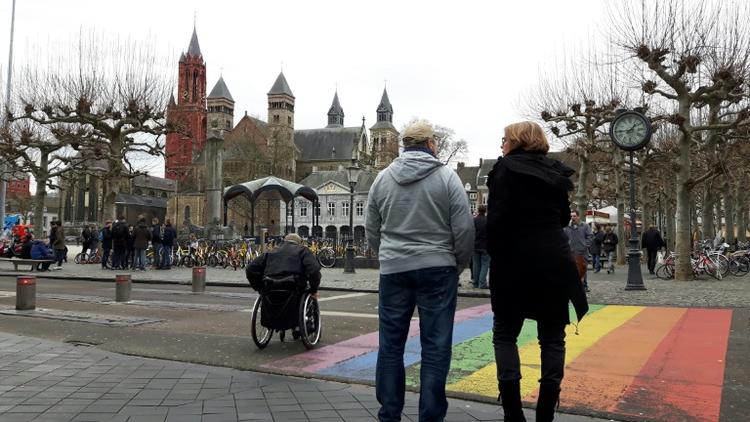 Le gouverneur de la province du Limbourg Theo Bovens et la maire Annemarie Penn-te Strake dans les rues de Maastricht, le 3 février 2017 [Sophie MIGNON / AFP]
