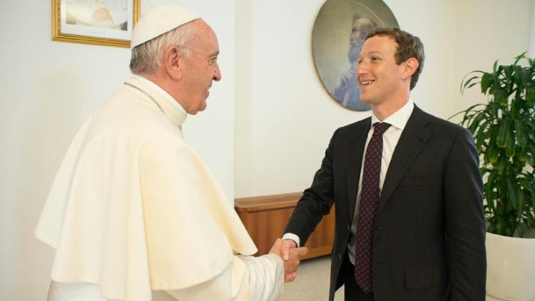 Photo fournie par le service de presse du Vatican, de la rencontre entre le pape François et le fondateur de Facebook Mark Zuckerberg, le 29 août 2016 au Vatican [HO / OSSERVATORE ROMANO/AFP]