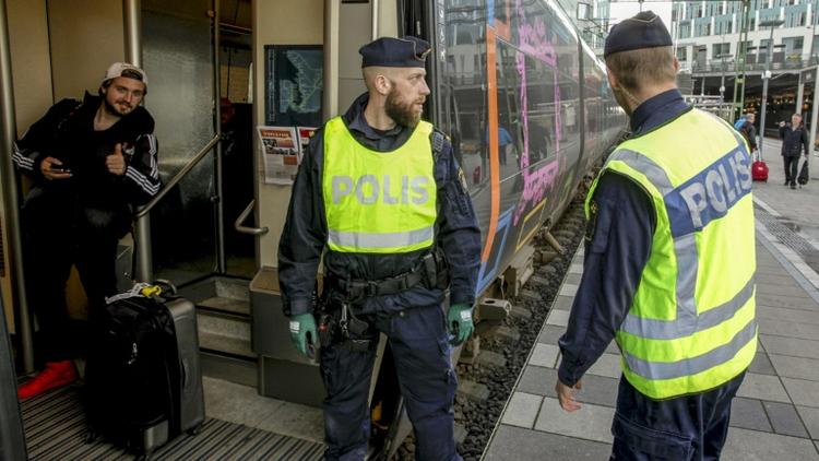 Des policiers suédois se préparent à inspecter un train à Malmö en 12 novembre 2015 [STIG-AKE JONSSON / TT NEWS AGENCY/AFP]