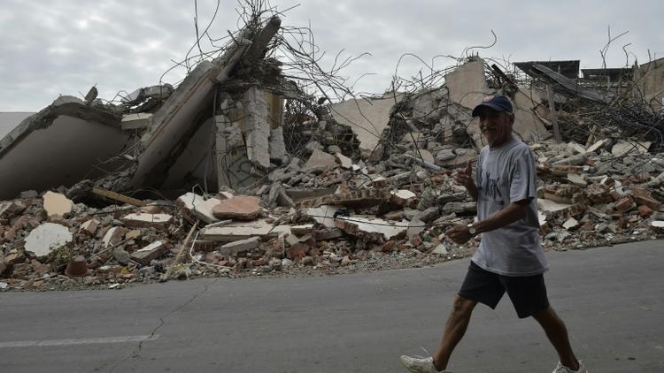 Un homme au milieu des décombres après un séisme le 28 mai 2016 à Manta en Equateur [RODRIGO BUENDIA / AFP/Archives]